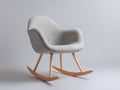 Fauteuil à bascule en tissu bouclé 74 x 76 x 88 cm - gris clair et bois naturel - assise enveloppante